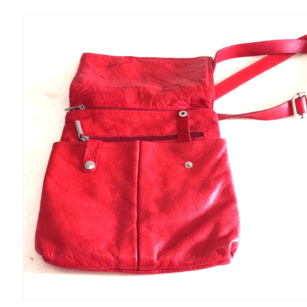 T-Nobile Made in Italy soft leather crossbody purse in vibrant red. - Picture 6 of 14